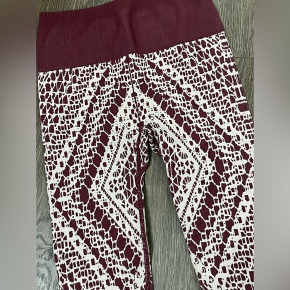 *NWT* Fabletics High-Waisted Seamless Lace Capri - Picture 4 of 7